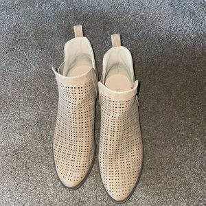 Woman’s booties 8.5